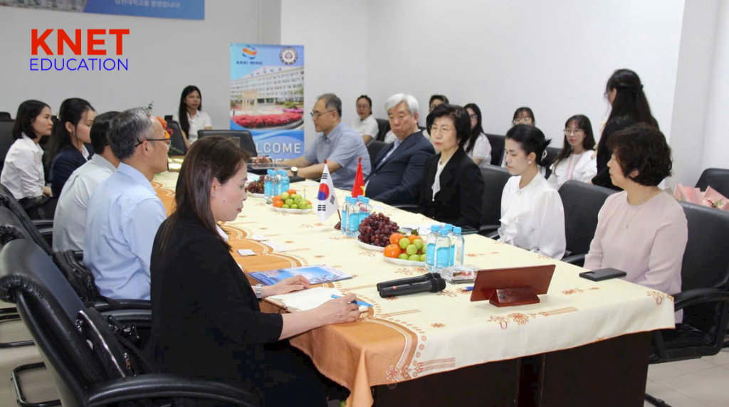 Hình ảnh trao đổi và trò chuyện giữa Knet EDu và Đại học Gimcheon