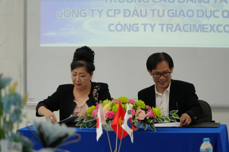 Hình ảnh ký kết chính thức giữa Trung tâm Du học Knet và Công ty Nhân lực BLT