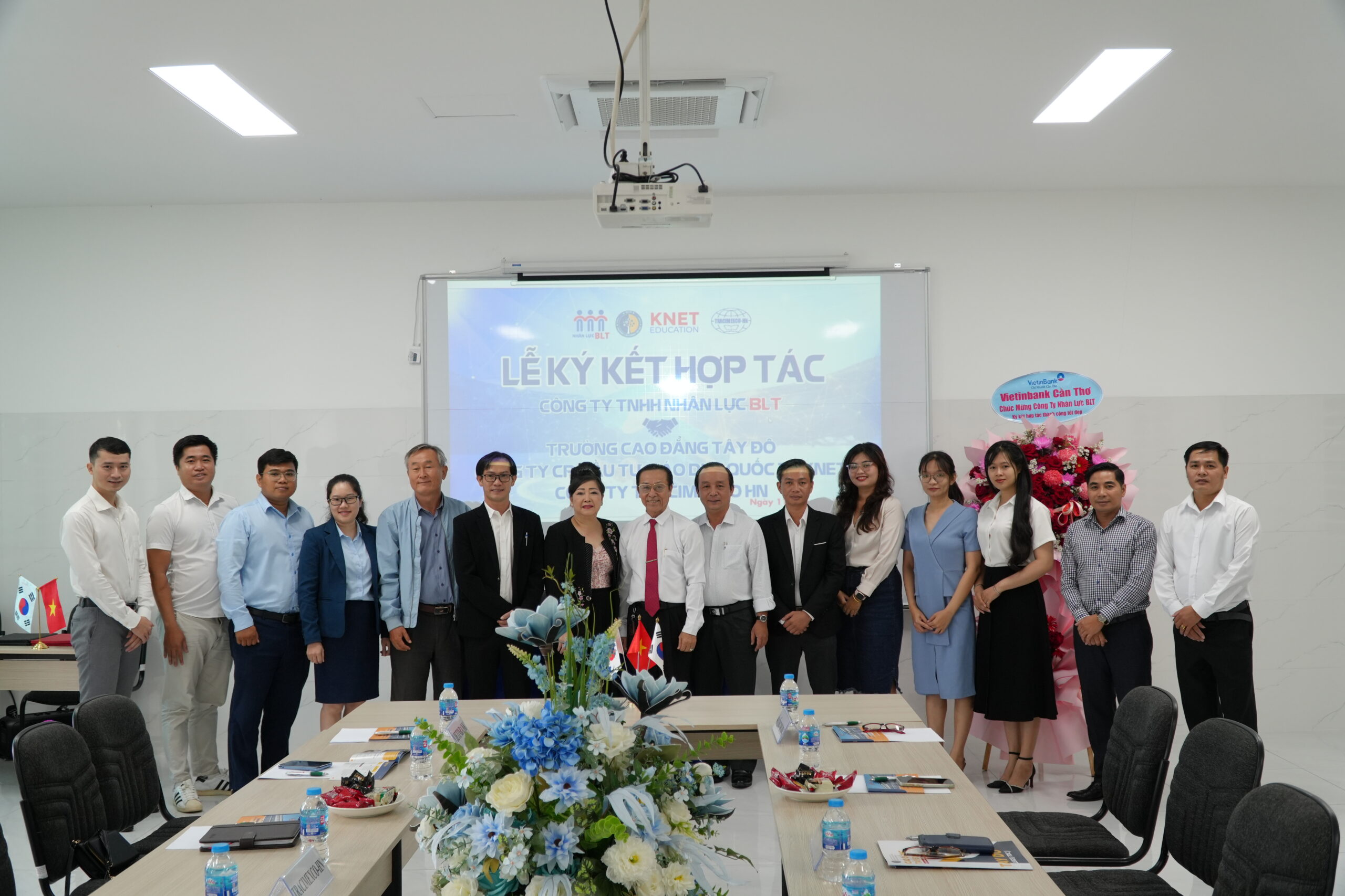 Buổi ký kết hợp tác giữa Trung tâm Knet EDu và Công ty Nhân lực BLT
